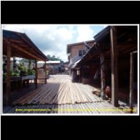 12371 097 Langhaus Stamm Bifdayuh bei Kuting Malaysia 2006 Sarawak.jpg